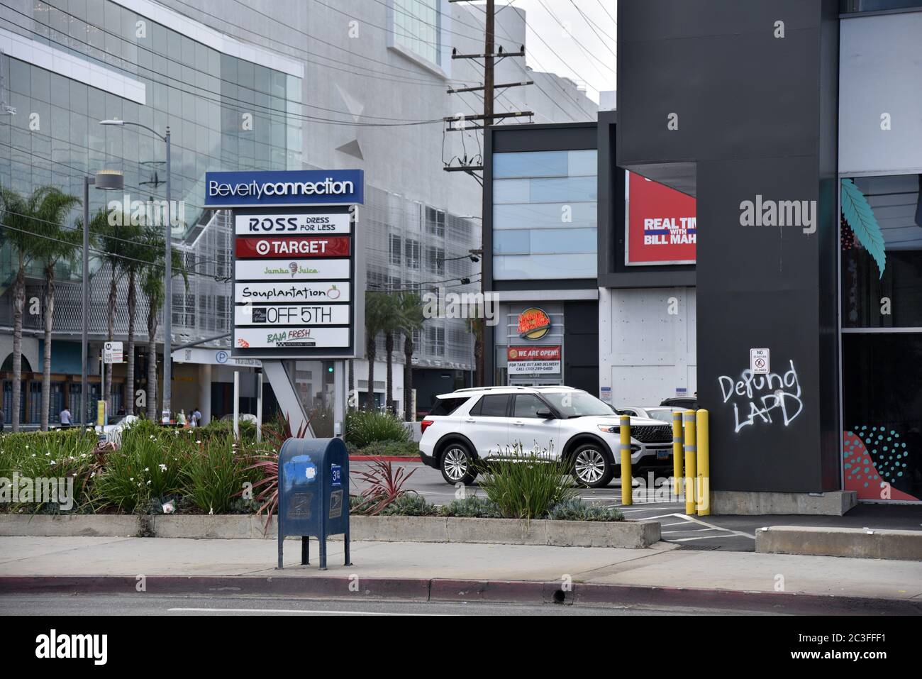 Los Angeles, CA/USA - 30. Mai 2020: Graffiti auf einem Einkaufsbummel entlang La Cienega nach dem Protest der Black Lives Matter über die Ermordung von George Floyd Stockfoto