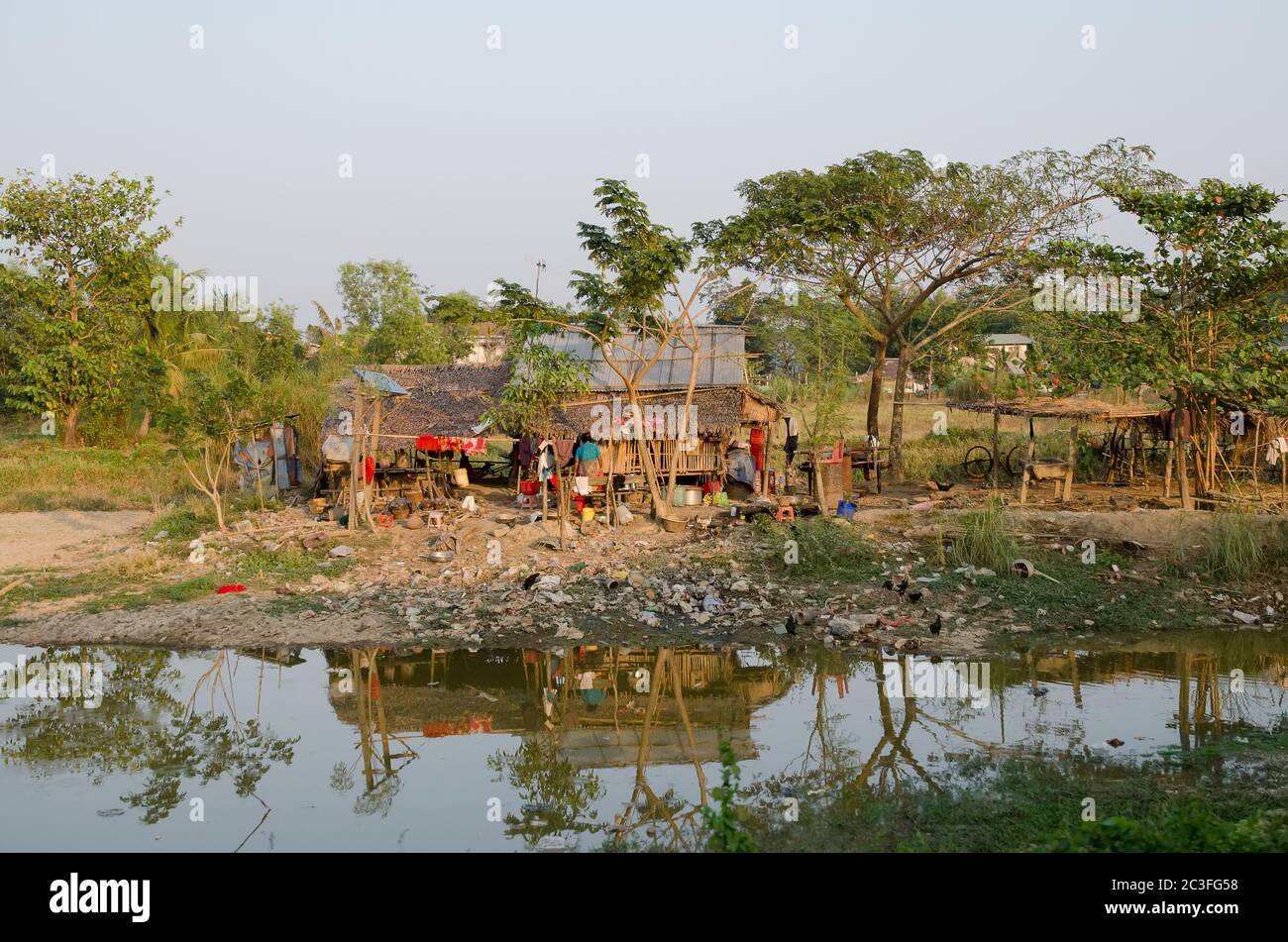 Arme Farm in Myanmar am Ufer eines Teiches. Stockfoto
