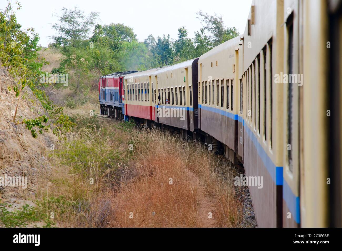 Burmesischer Zug fährt durch die Landschaft. Myanmar Stockfoto