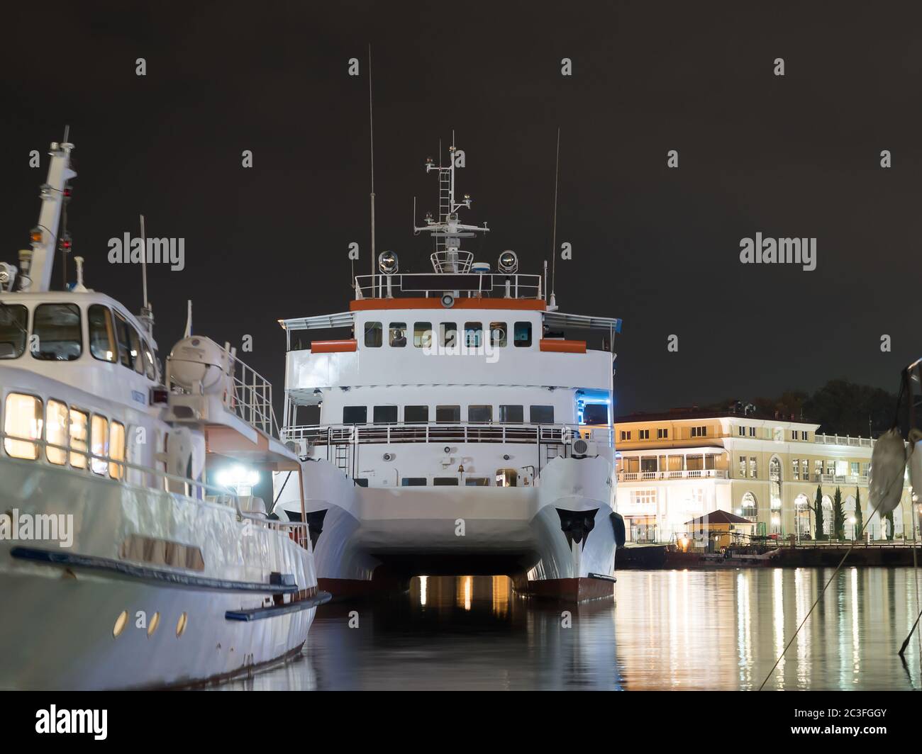 Russland, Sotschi 07.22.2019. Foto eines weißen großen Schiffes, das nachts am Pier steht Stockfoto
