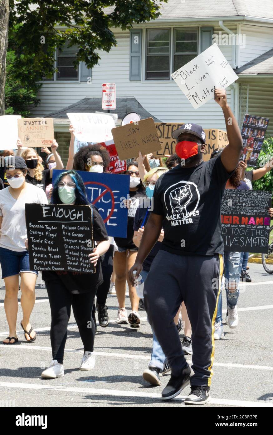 Juni: Black Lives Matter George Floyd Protest - Menschenmenge Protestierende, die Schilder halten, die in den Straßen von Teaneck, NJ, marschieren Stockfoto