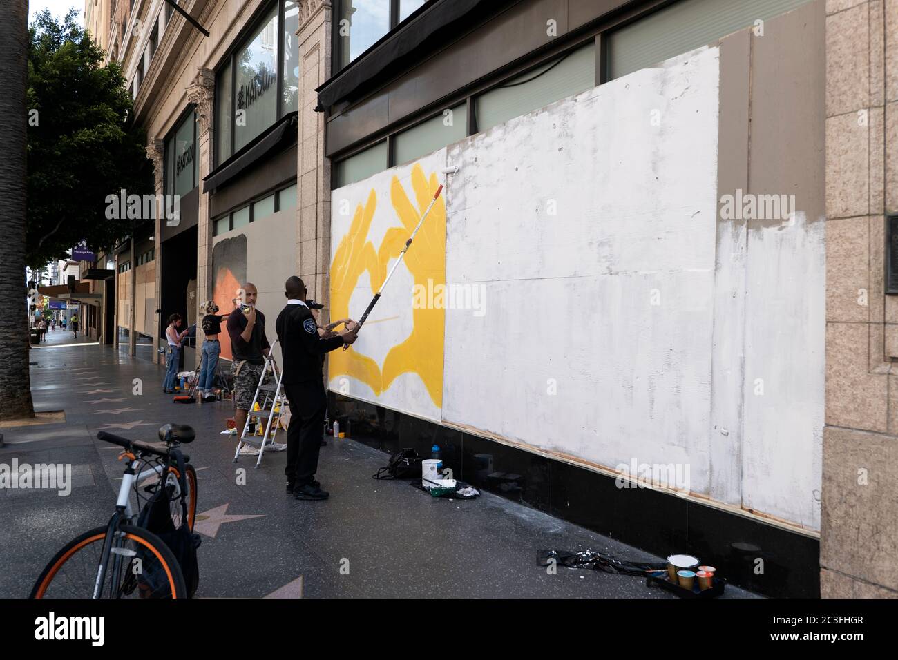 Hollywood, CA/USA - 8. Juni 2020: Nach einer Reihe von Black Lives Matter Protesten in Hollywood arbeiten Dutzende von Künstlern mit Unternehmen zusammen, um BLM Art zu schaffen Stockfoto