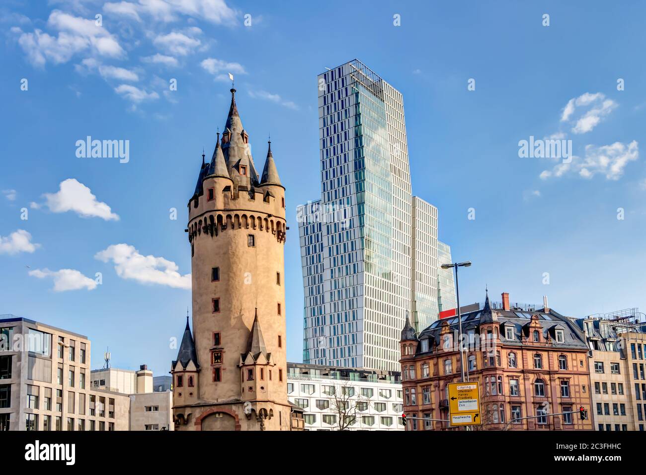 Eschenheim Tower in Frankfurt am Main vor einem Bürohochhaus Stockfoto