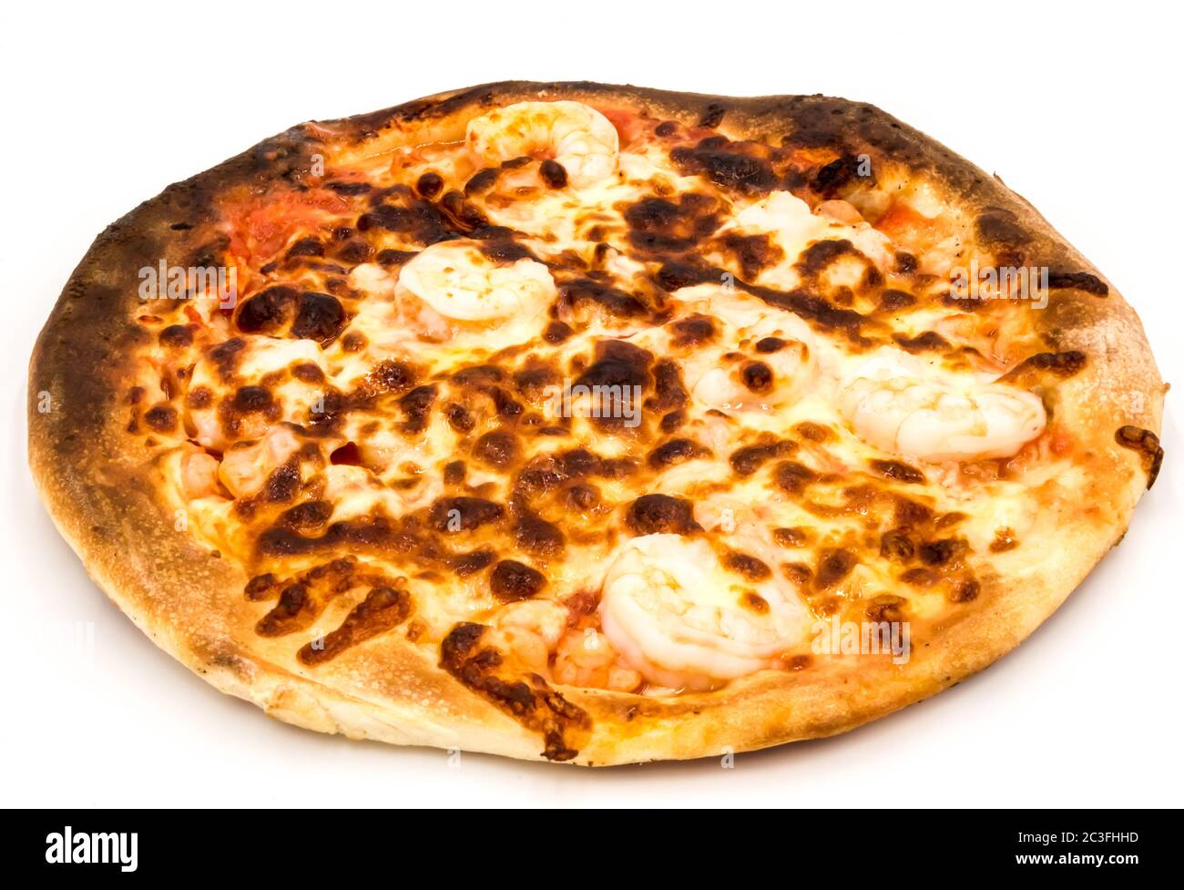 Pizza mit Scampi und Garnelen in einem Holzofen auf weißem Hintergrund gekocht Stockfoto