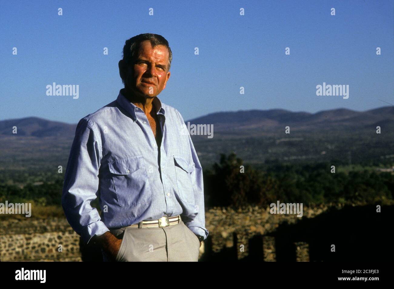 19. Juni 2020: Englischer Schauspieler Sir IAN HOLM der legendäre Schauspieler, der Bilbo Baggins in den Filmen "der Herr der Ringe" spielte, starb im Alter von 88 Jahren in London wegen Problemen mit Parkinson. Holm erhielt 1967 den Tony Award für den besten Hauptdarsteller für seine Leistung in der Heimkehr und den 1998 Award für den besten Darsteller für seine Leistung in der Titelrolle von King Lear. Für seine Rolle als Athletik-Trainer und in Chariots of Fire gewann er 1981 den BAFTA Award als Bester Darsteller in einer Nebenrolle, für die er auch für einen Academy Award nominiert war. BILD: 01. Nov 1986 - Mexiko-Stadt, Mexiko Stockfoto