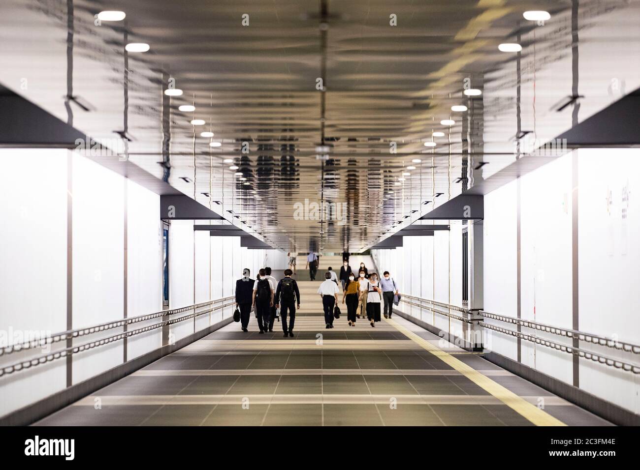Eine allgemeine Ansicht der Toranomon Hills Station auf der Tokyo Metro Hibiya Linie in Tokyo, Japan am 15. Juni 2020. Die neue Station befindet sich in der Nähe des Toranomon Hills Reentwicklungsgebiets im Minato ward in Tokio. Quelle: Yohei Osada/AFLO/Alamy Live News Stockfoto