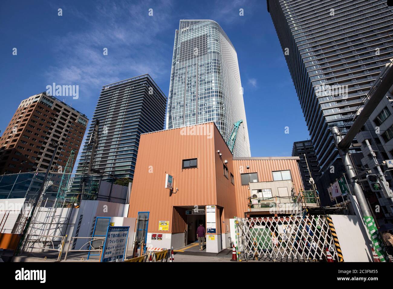 Eine allgemeine Ansicht der Toranomon Hills Station auf der Tokyo Metro Hibiya Linie in Tokyo, Japan am 16. Juni 2020. Die neue Station befindet sich in der Nähe des Toranomon Hills Reentwicklungsgebiets im Minato ward in Tokio. Quelle: Yohei Osada/AFLO/Alamy Live News Stockfoto