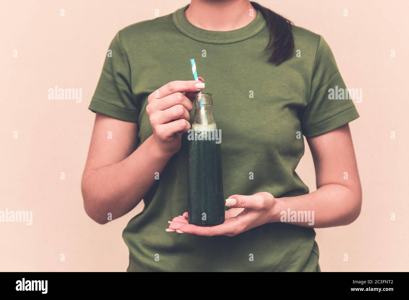 Glücklich Brünette Frau trinken frischen rohen grünen Detox Gemüsesaft Stockfoto