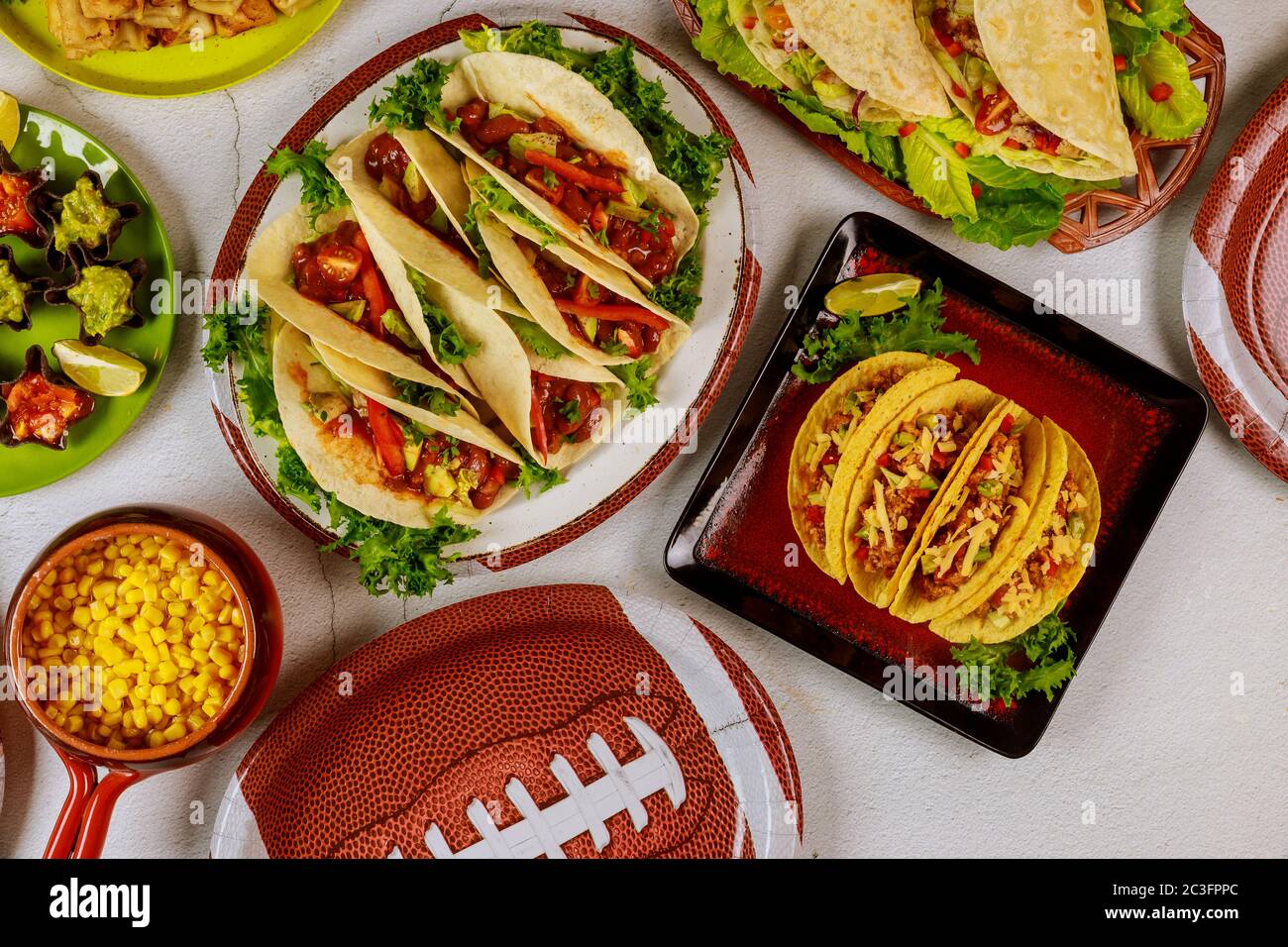 Tisch voller köstlicher Snack für Fußballspiel beobachten Party für Fans. Mexikanisches Essen. Stockfoto