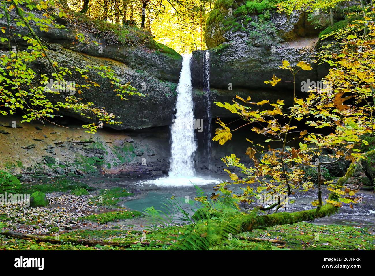 Ein romantischer Wasserfall im Wald von Bayern Stockfoto