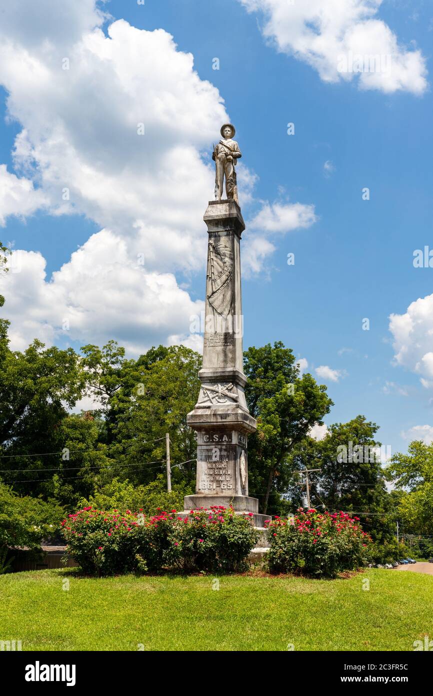 Port Gibson, MS / USA - 19. Juni 2020: Denkmal in Claiborne County als Hommage an gefallene Soldaten des Bürgerkriegs, 1861-65. Stockfoto