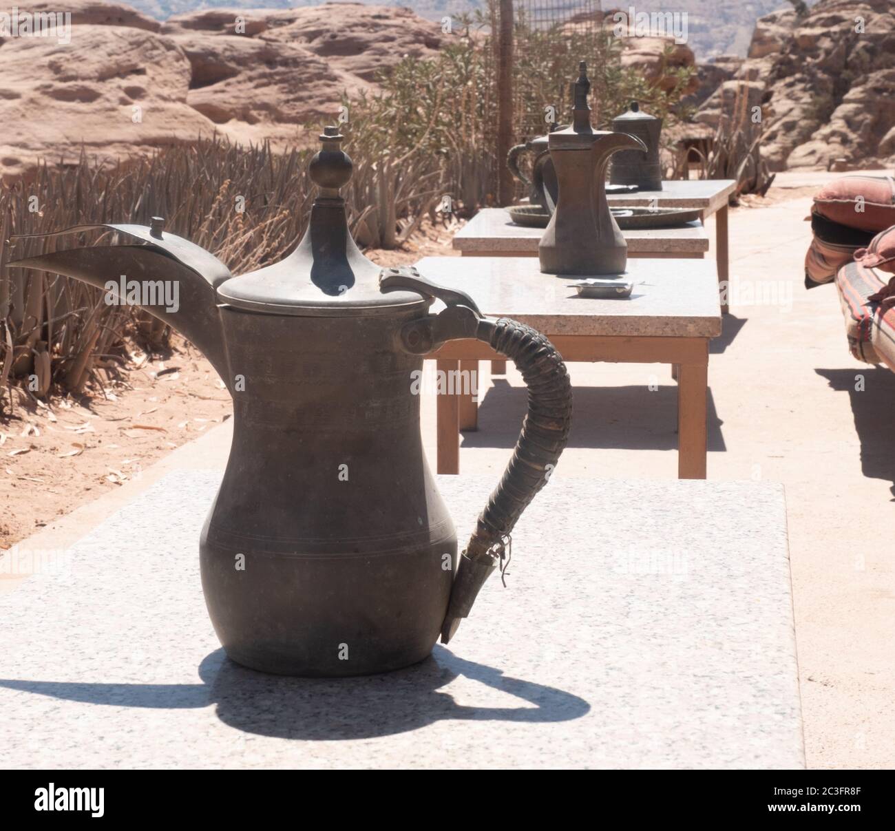 Arabischer Kaffeekanne in Petra Stockfoto