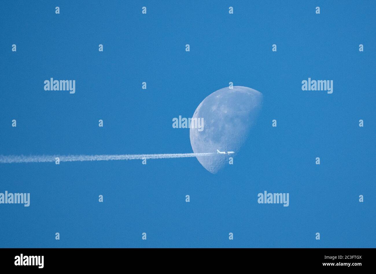 Flugzeug Überquert Mond Stockfoto