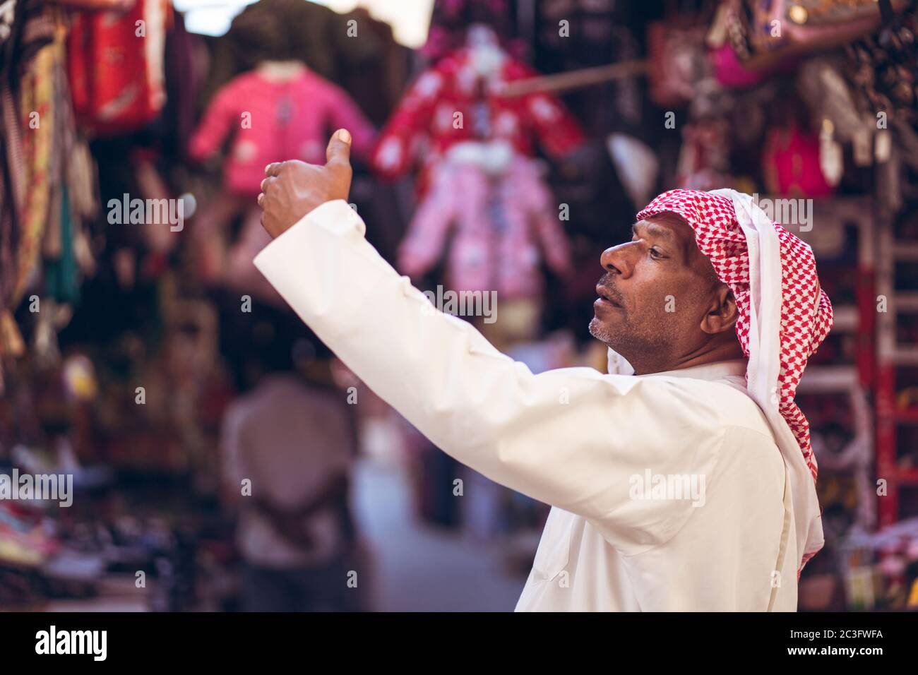 Manama / Bahrain - 10. Januar 2020: Einheimische Muslime tragen traditionelle Kleidung und einkaufen in Manama Souq, einem berühmten Touristenziel in der Hauptstadt von Bahrain Stockfoto