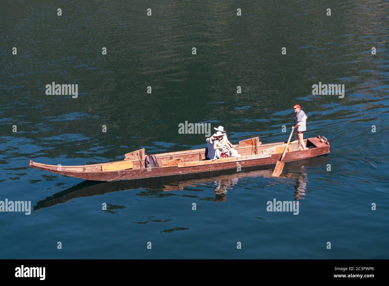 Hallstatt, Österreich - Juni 12 2020: Plaette, das traditionelle Flachboot oder Ruderboot am Hallstätter See, auch Fuhre genannt, mit Touristen auf einer Kreuzfahrt Stockfoto