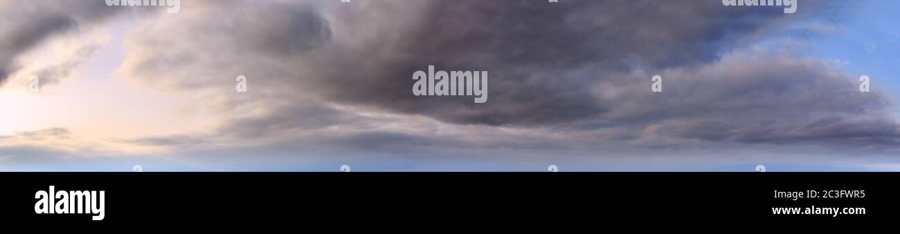 Sommerabend Himmel Panorama mit Wolken Hintergrund. Stockfoto