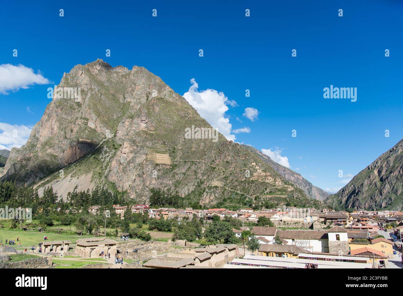 Pinkuylluna Berg und Stadt von Ollantaytambo, Heilige Tal der Inkas, in der Nähe von Cusco, Peru Stockfoto