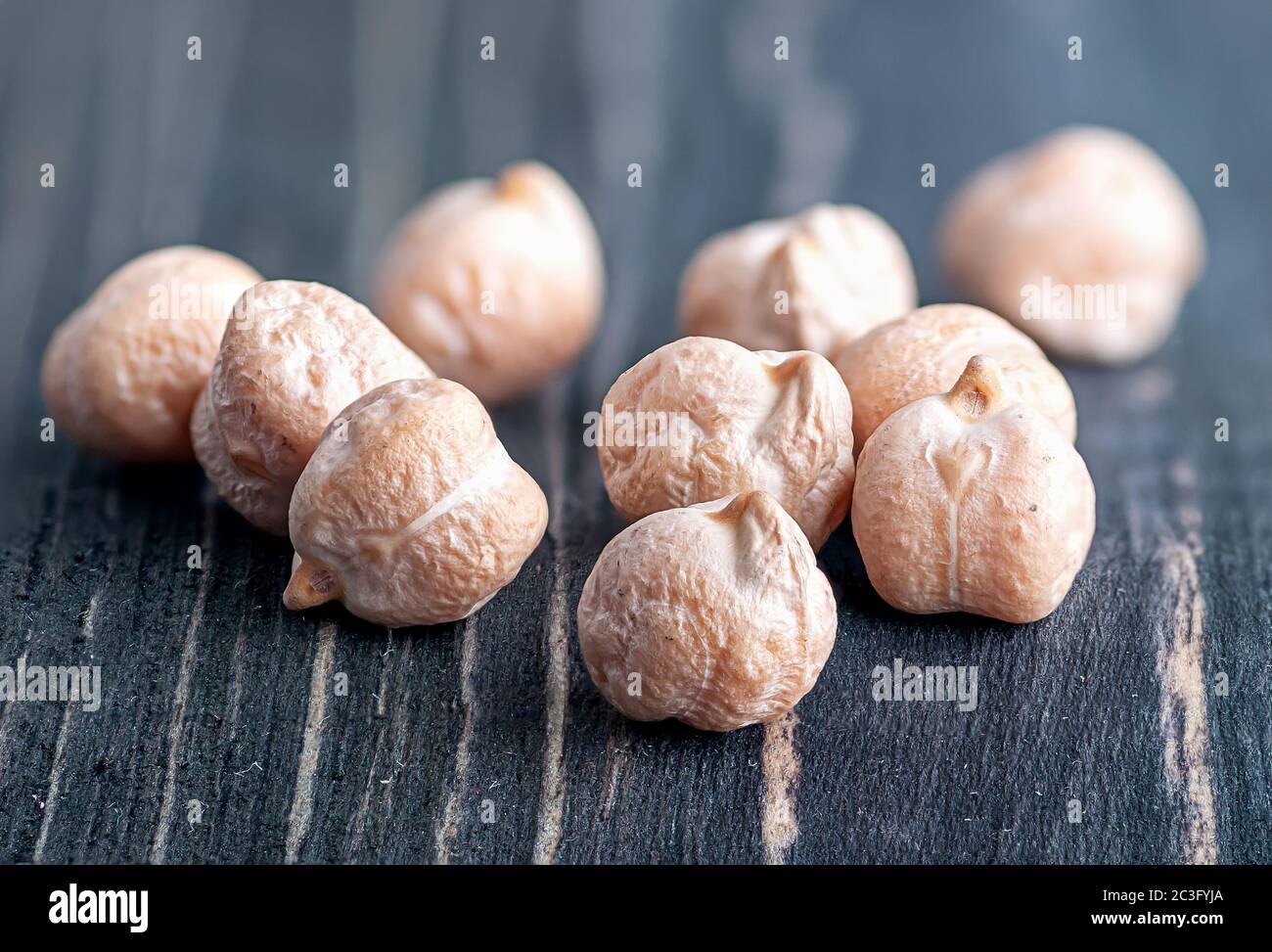Mehrere trockene Kichererbsen auf Holztisch Stockfoto