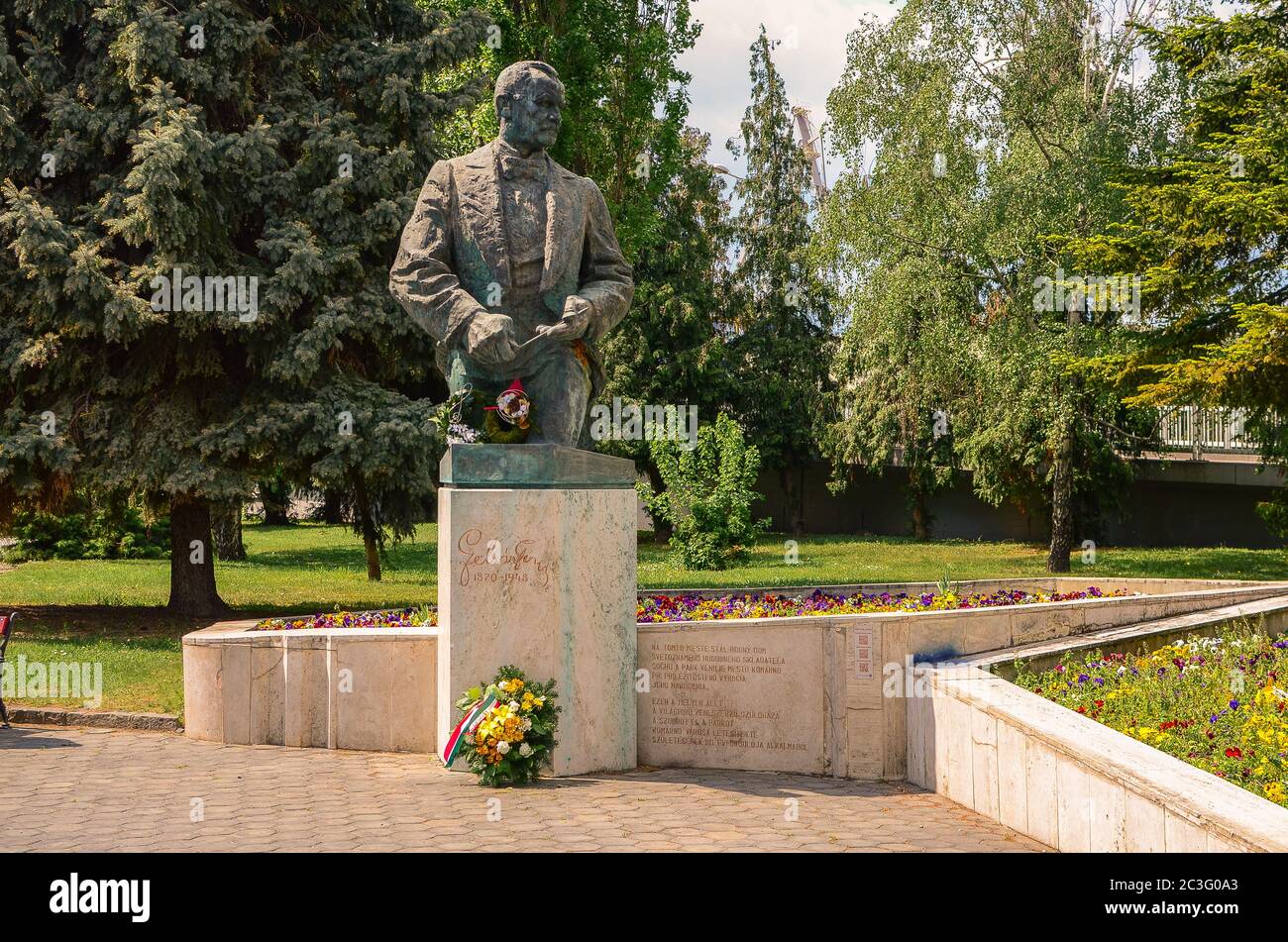 Die Statue von Franz Lehár im Park von Franz Lehár - berühmter österreichisch-ungarischer Komponist. Komárno, Sl Stockfoto