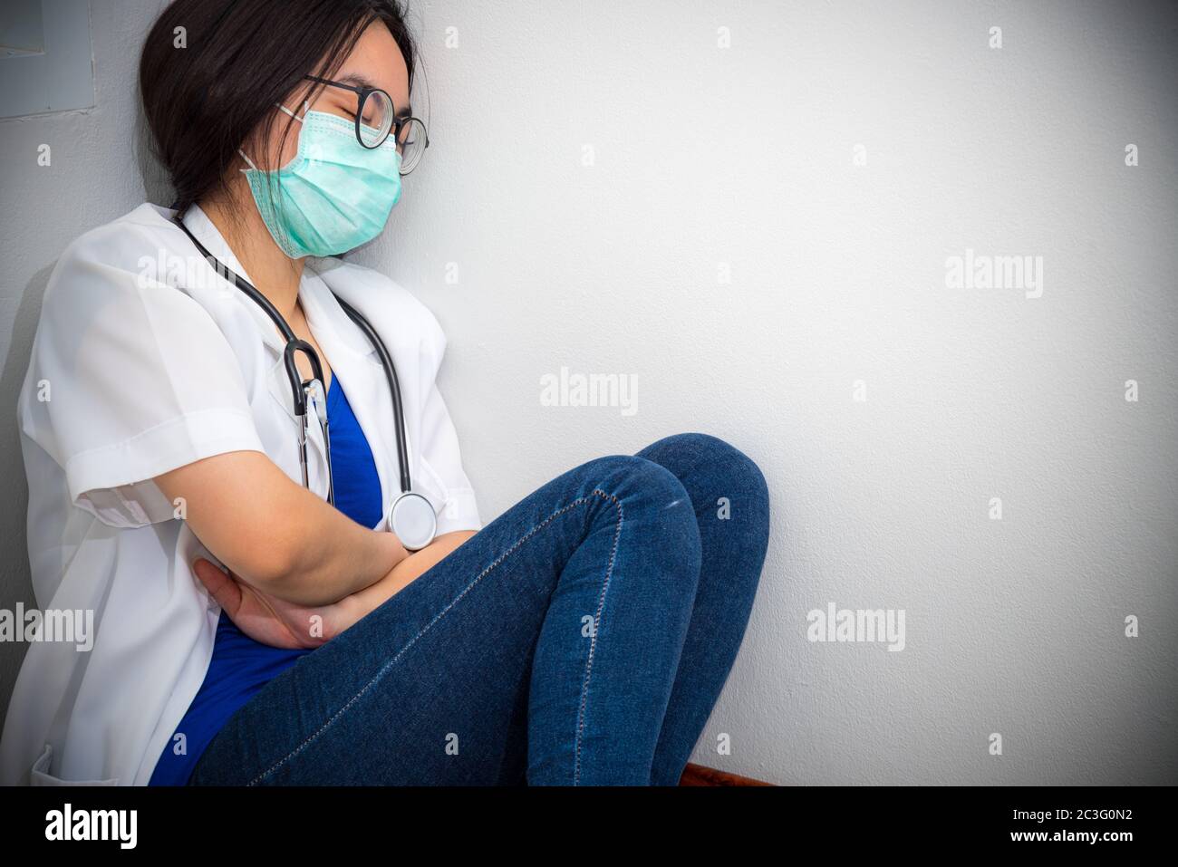 Frau Doktor schlafen vor Erschöpfung Stockfoto