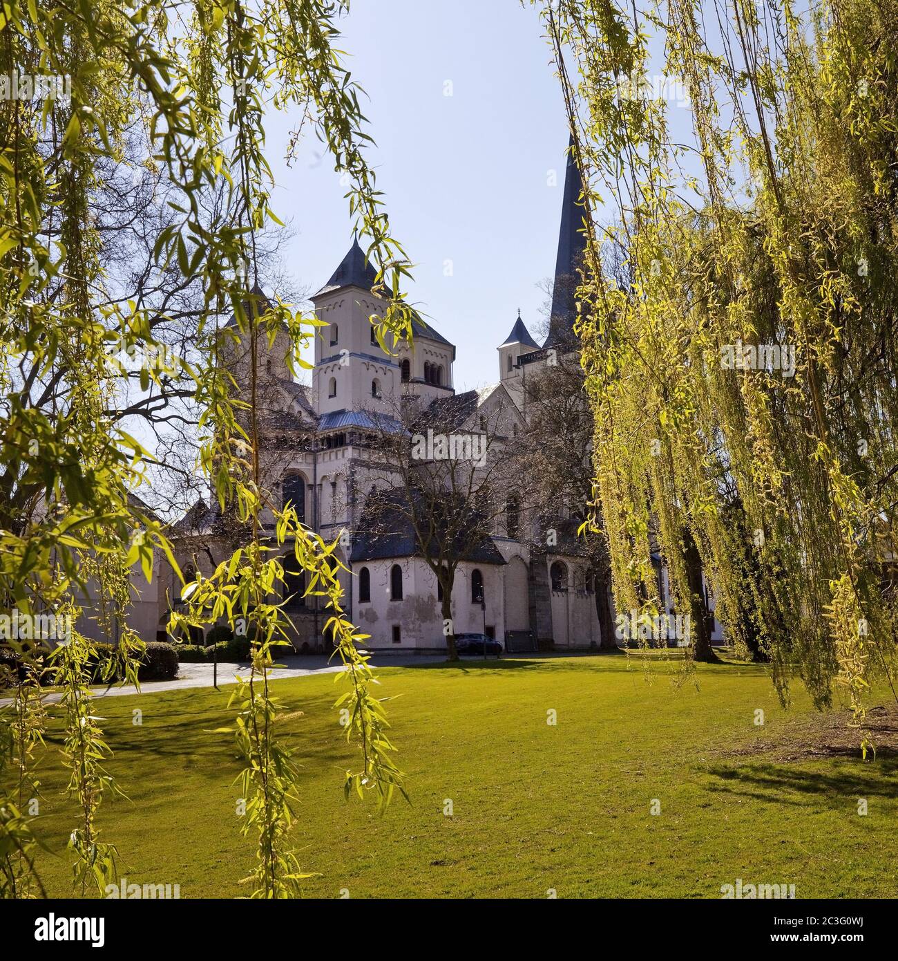 Park des Klosters Brauweiler mit der St. Nikolaus Abteikirche, Pulheim, Deutschland, Europa Stockfoto