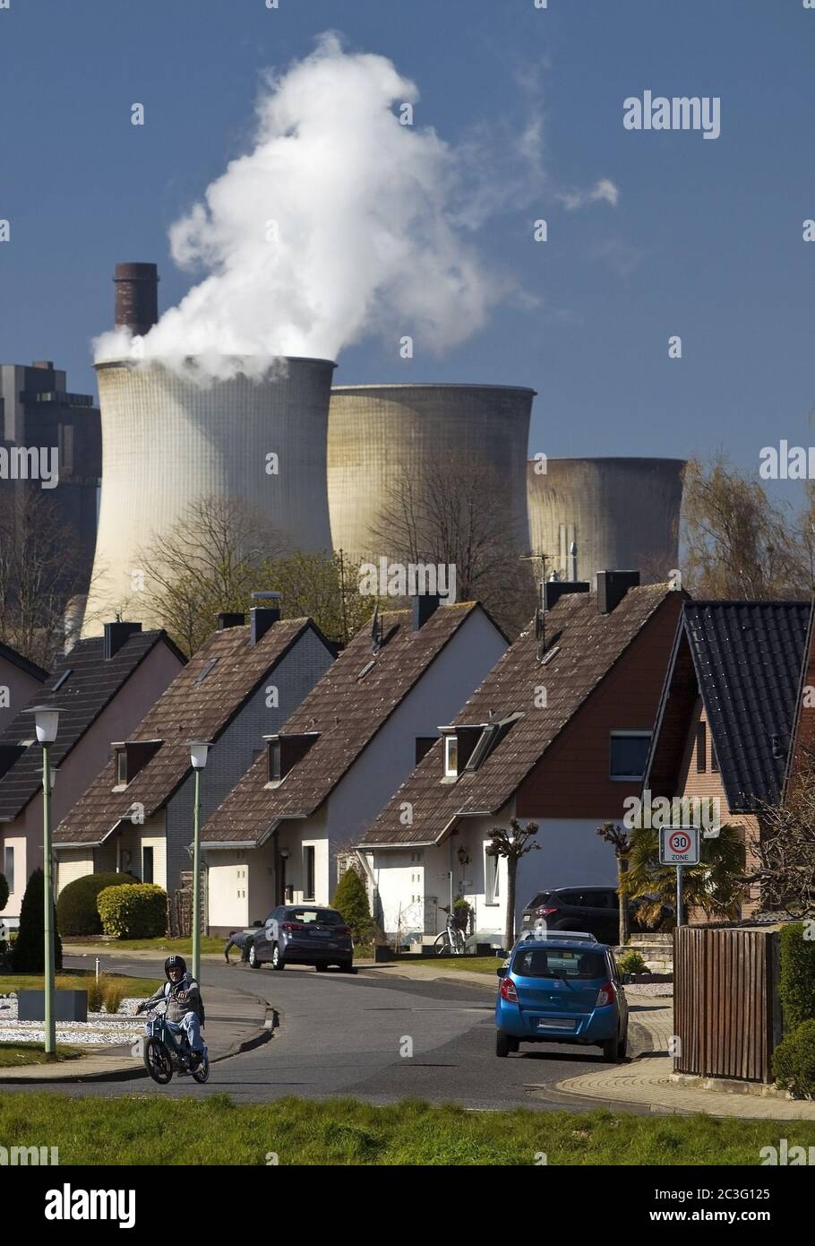 Wohnsiedlung vor dem Kraftwerk RWE Weisweiler, Inden, Deutschland, Europa Stockfoto