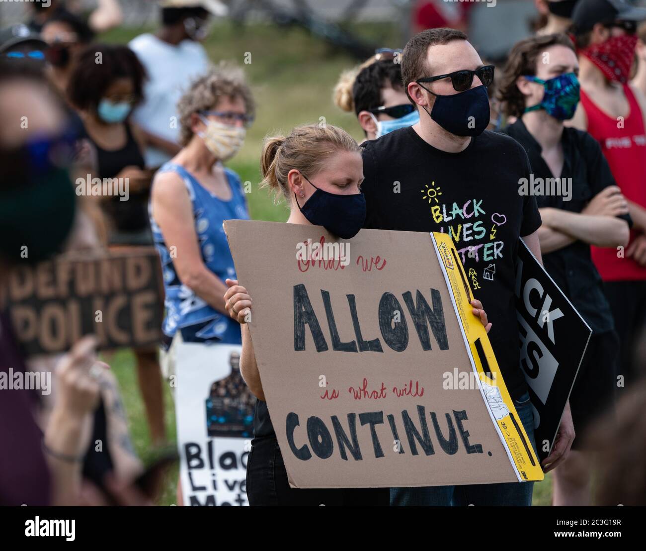 19. Juni 2020, Boston, Massachusetts, USA: Eine Person hält ein Zeichen ' was wir zulassen, ist was weitergeht' während einer Juneteenth Kundgebung in Boston. Der zehnte Juni erinnert an die Zeit, als die letzten versklavten Afroamerikaner 1865 erfuhren, dass sie frei waren, mehr als zwei Jahre nach der Emanzipation. Quelle: Keiko Hiromi/AFLO/Alamy Live News Stockfoto