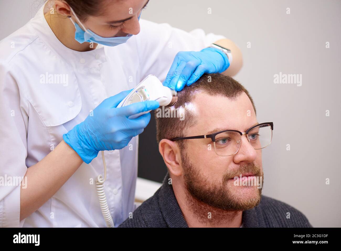 Mikroskopische Untersuchung der Haare und der Haut der Kopfhaut. Stockfoto