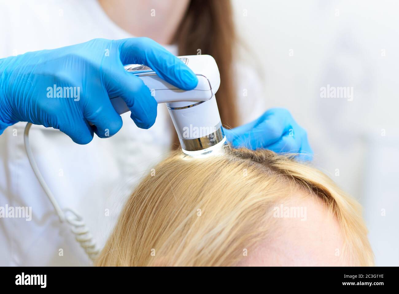 Mikroskopische Untersuchung der Haare und der Haut der Kopfhaut. Stockfoto