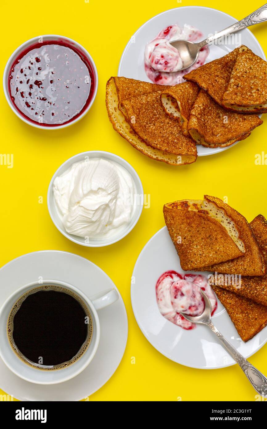 Pfannkuchen zum Frühstück. Russische Küche. Stockfoto