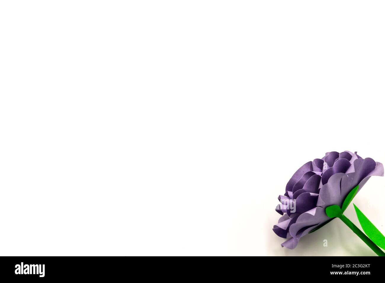 Lila Blumenpapier auf isoliertem Hintergrund mit Beschneidungspfad. Origami Blume für Ihr Design. Stockfoto