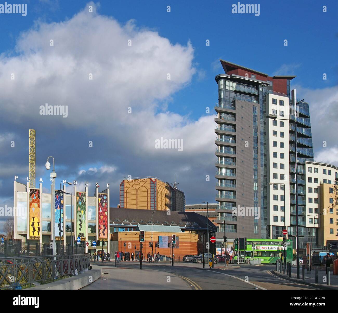 Ein Blick auf das kreative Viertel in leeds von eastgate aus, das West yorkshire Playhouse und das Skyline-Apartmentgebäude zeigt Stockfoto