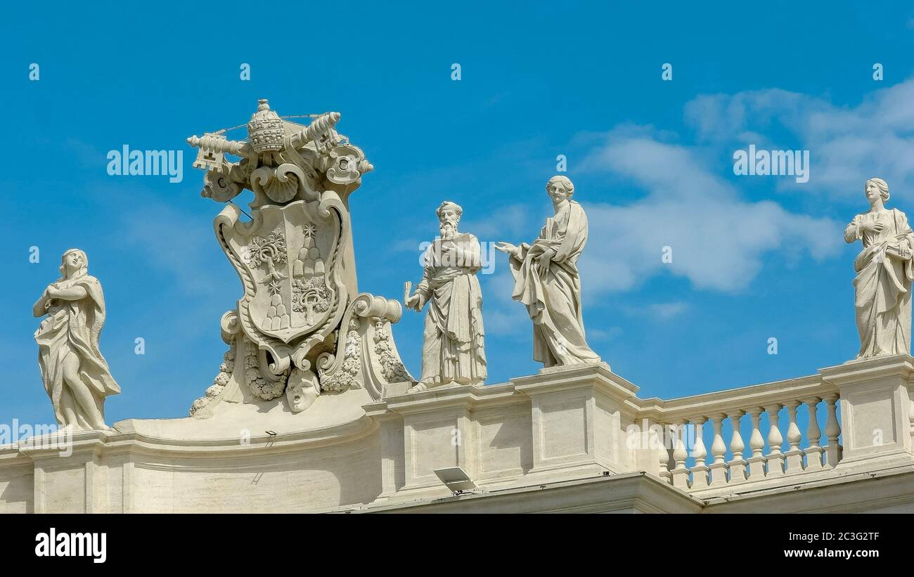 Papstwappen und Statuen auf dem Petersplatz vatikanstadt Stockfoto