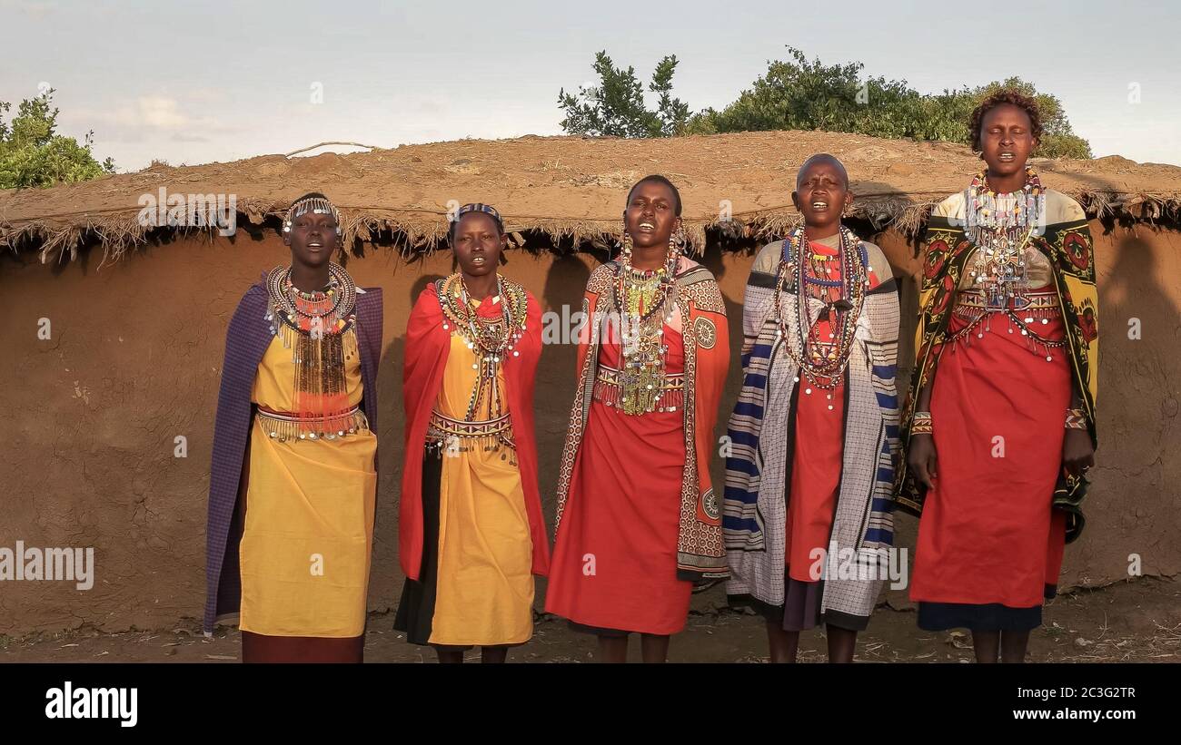 NAROK, KENIA- 28. AUGUST 2016: Fünf maasai-Frauen singen in einem Dorf in der Nähe von mara Stockfoto