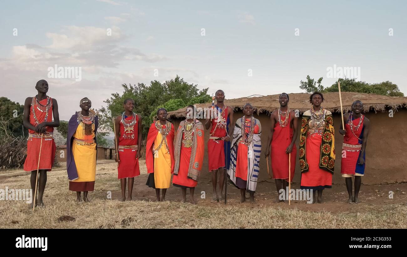 NAROK, KENIA- 28. AUGUST 2016: Fünf maasai Frauen und Männer singen und tanzen dann paarweise Stockfoto