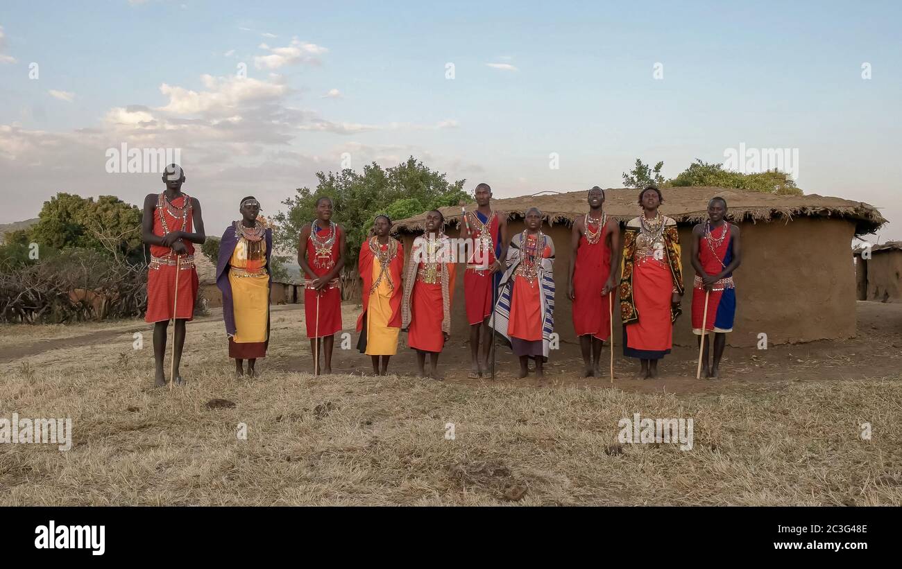 NAROK, KENIA- 28. AUGUST 2016: Weitblick einer Gruppe von maasai-Frauen und -Männern, die singen Stockfoto