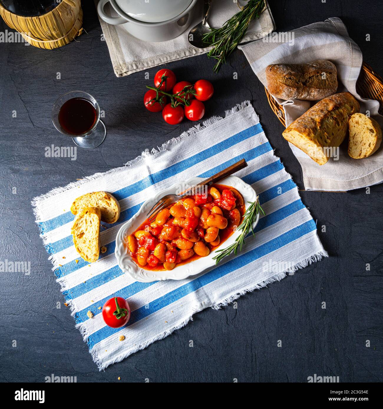 Gigantes Plaki - gebackene Bohnen in Tomatensauce Stockfoto