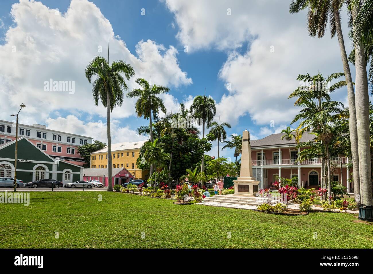 Nassau, Bahamas - 3. Mai 2019: Straßenansicht von Nassau bei Tag mit Menschen in der Nähe des Denkmals im Park in der Nähe der Nassau Public Library. Stockfoto