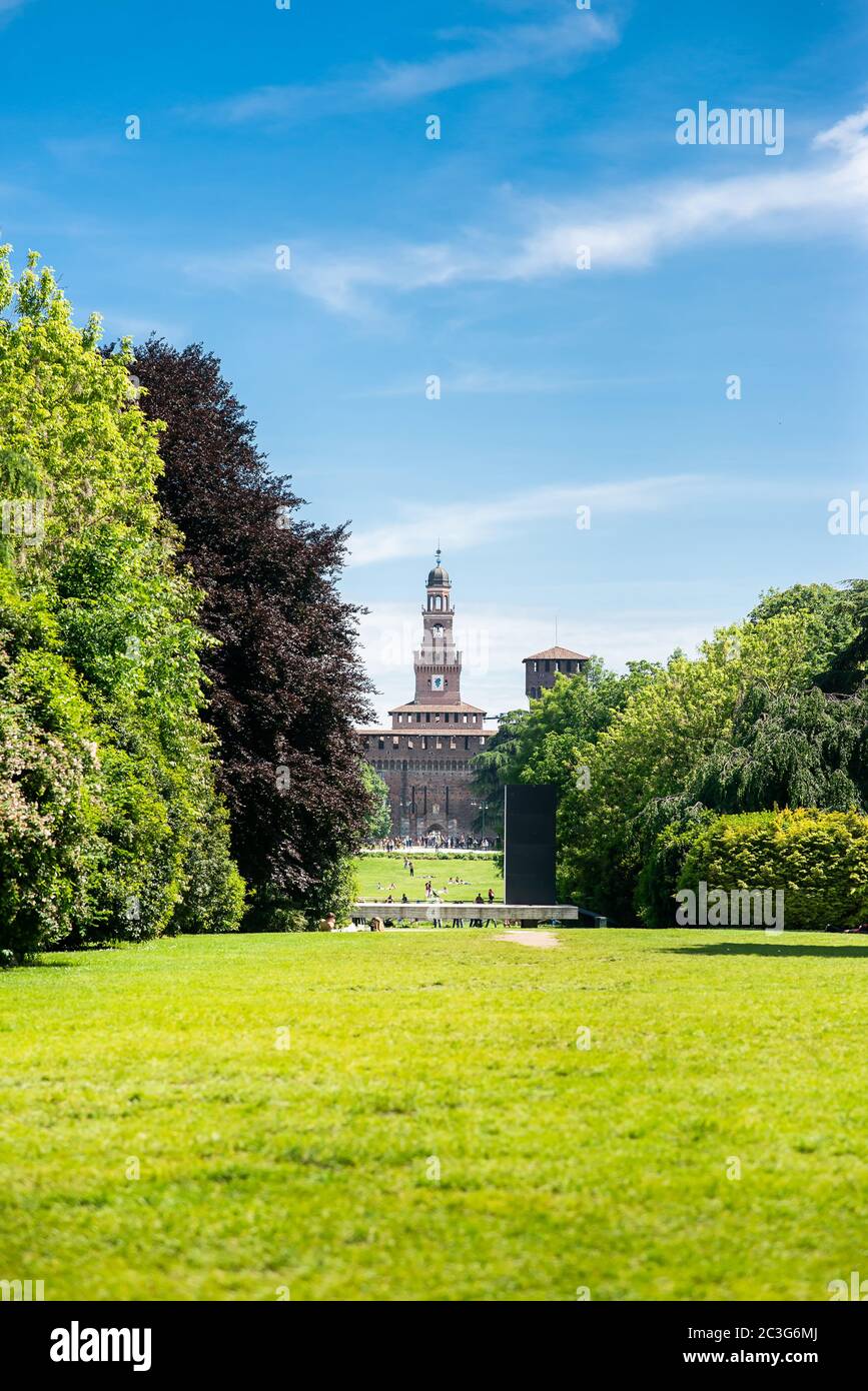 Sempione Park (Parco Sempione) in Mailand, Italien. Burg Sforza. Filarete Tower. Blauer Himmel. Sonniger Tag. Stockfoto