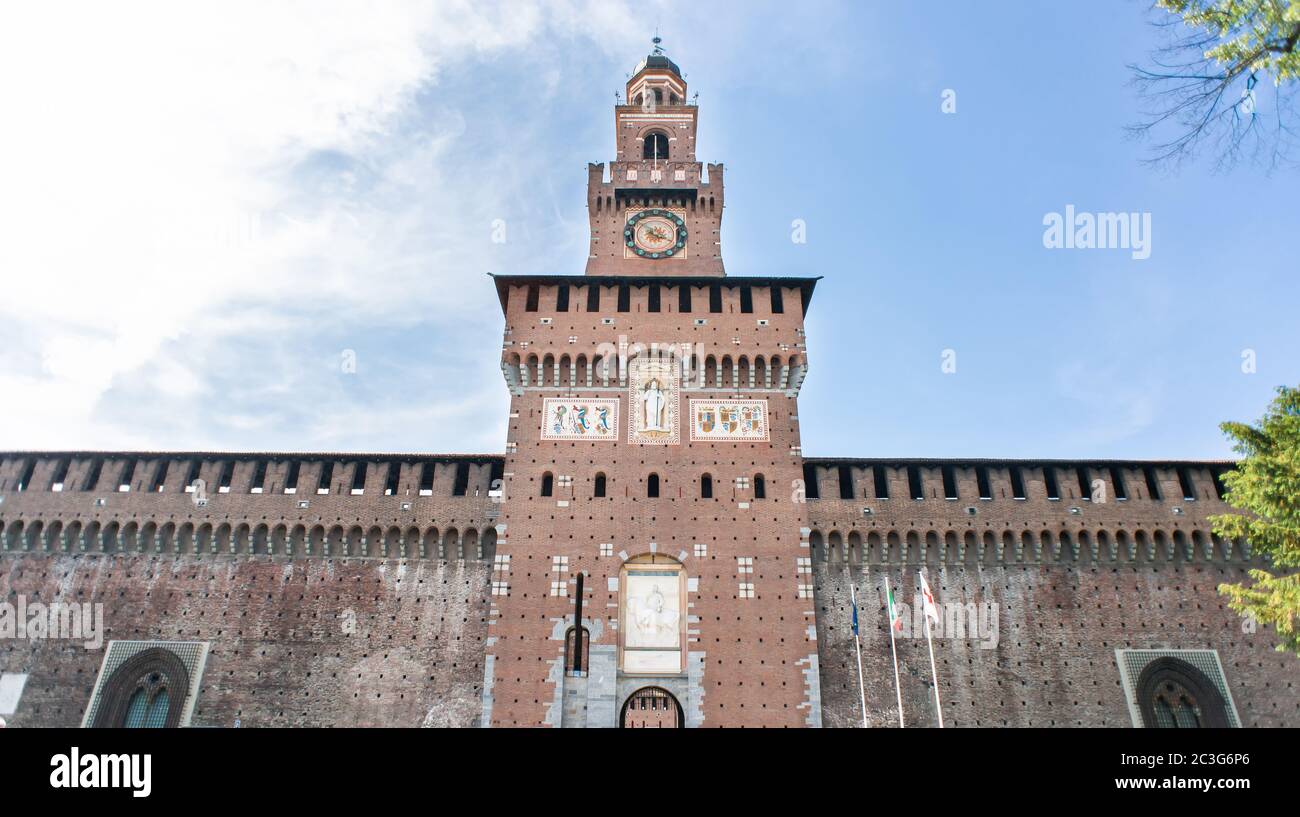 Burg Sforza. Filarete Tower. Blauer Himmel. Sonniger Tag. Vorderansicht. Stockfoto