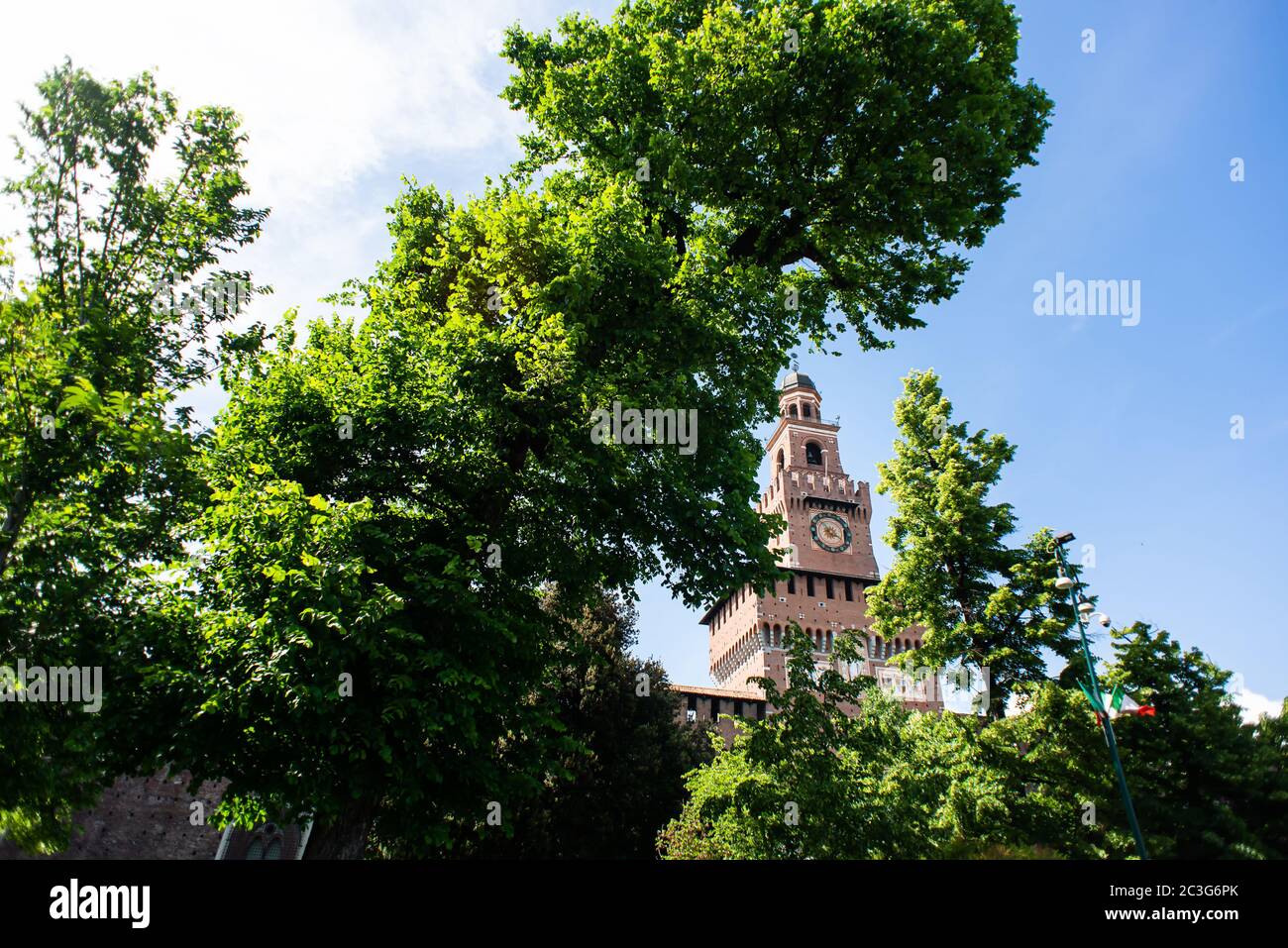 Burg Sforza. Filarete Tower. Blauer Himmel. Sonniger Tag. Ansicht durch den Baum. Stockfoto