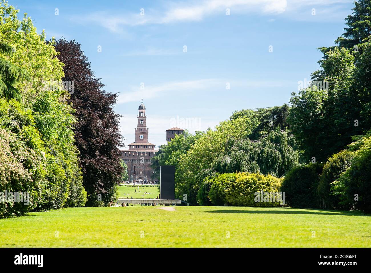 Sempione Park (Parco Sempione) in Mailand, Italien. Burg Sforza. Filarete Tower. Blauer Himmel. Sonniger Tag. Stockfoto