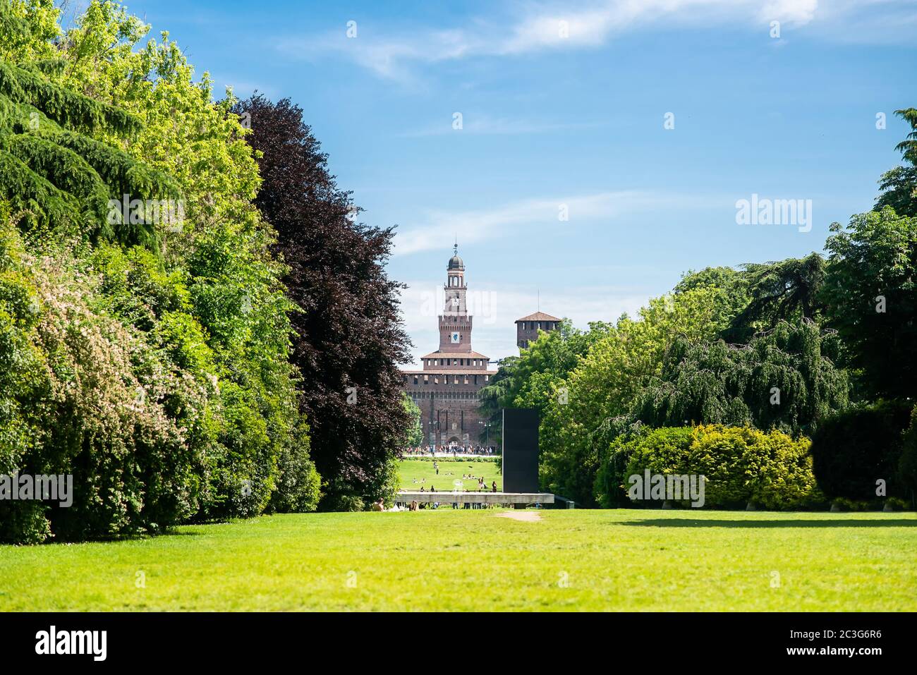 Sempione Park (Parco Sempione) in Mailand, Italien. Burg Sforza. Filarete Tower. Blauer Himmel. Sonniger Tag. Stockfoto