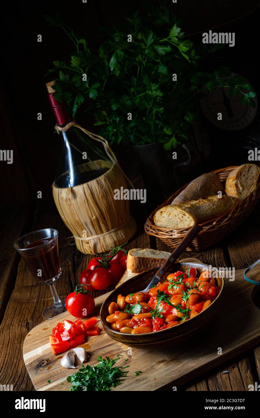 Rustikale Riesenbohnen mit frischer Tomatensauce Stockfoto