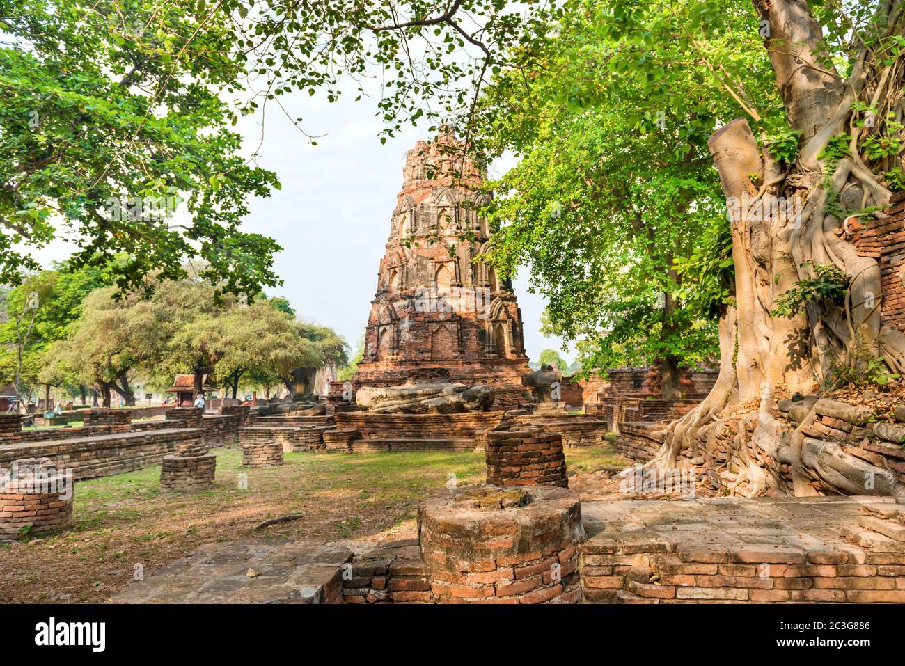Blick auf die Ruinen der alten historischen und religiösen Hauptstadt Ayutthaya in Thailand Stockfoto