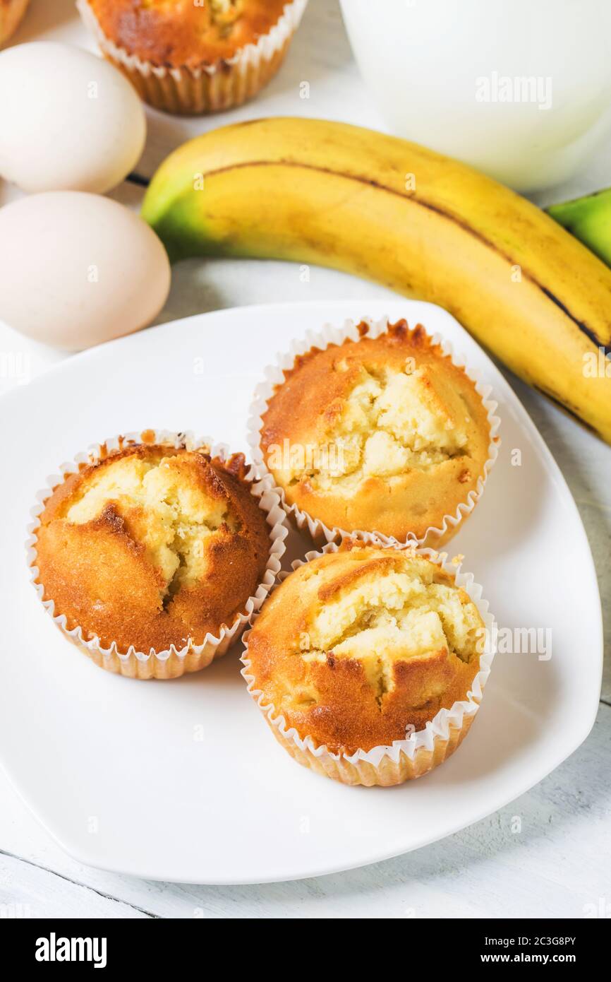 Hausgemachte Bananen-Nuss-Muffins fertig zum Verzehr Stockfoto