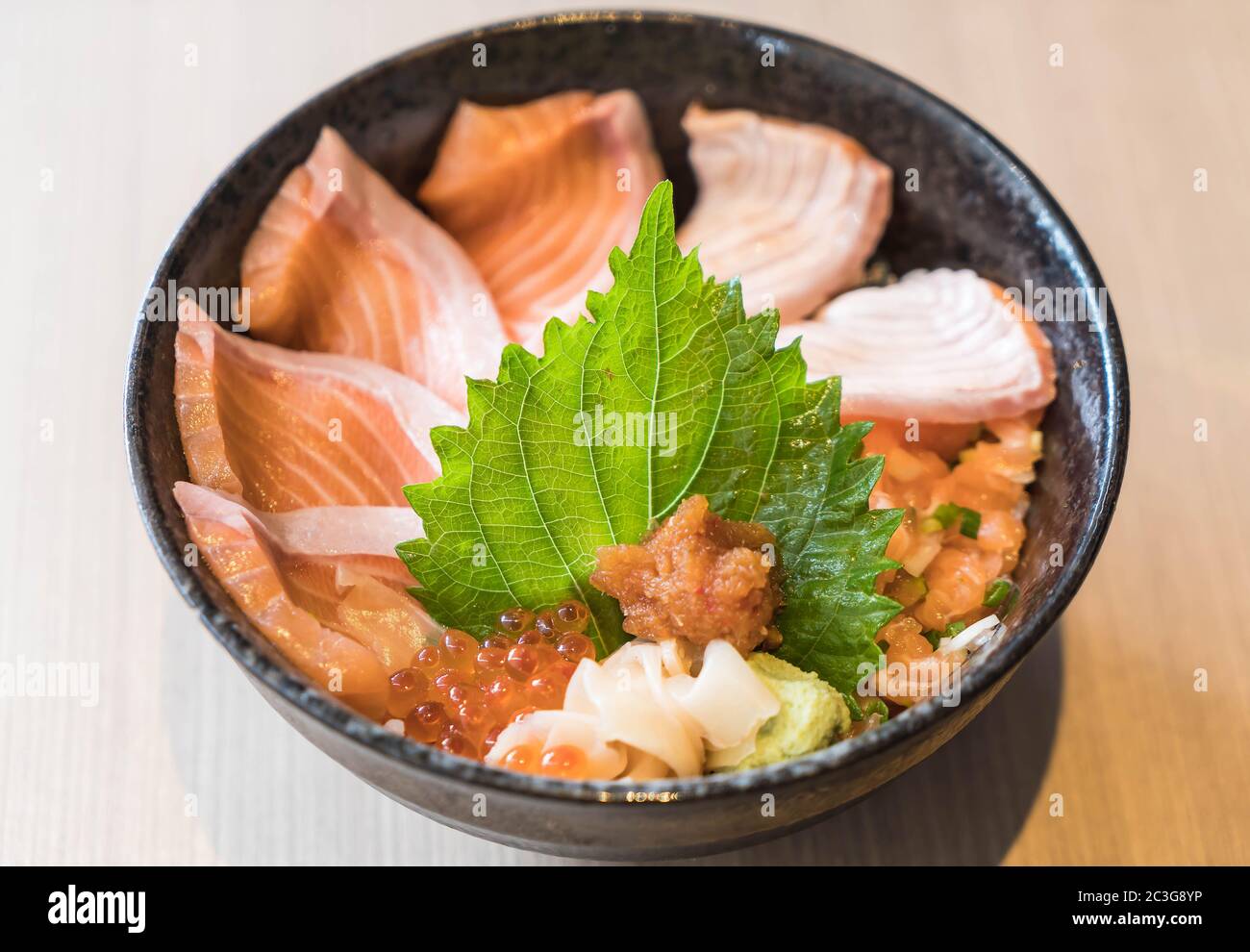 Gemischter Lachs Dongburi Set Stockfoto