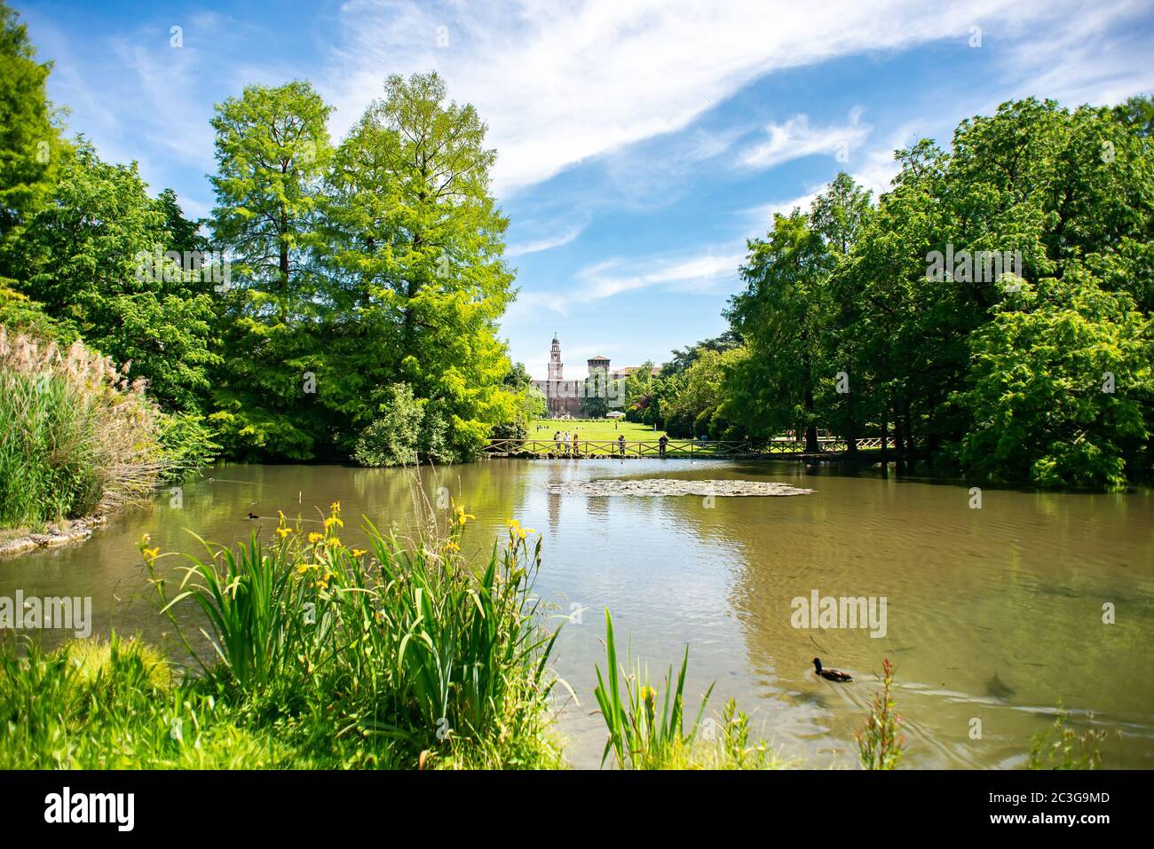 Mailand. Italien - 21. Mai 2019: Teich im Sempione Park (Parco Sempione) in Mailand, Italien. Castello Sforzesco auf dem Hintergrund. Stockfoto