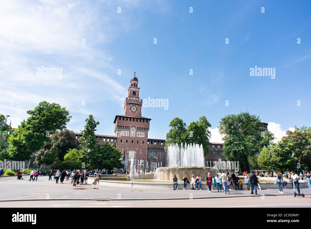 Mailand. Italien - 21. Mai 2019: Eingang zum Castello Sforzesco. Brunnen mit Touristen. Filarete Tower. Stockfoto