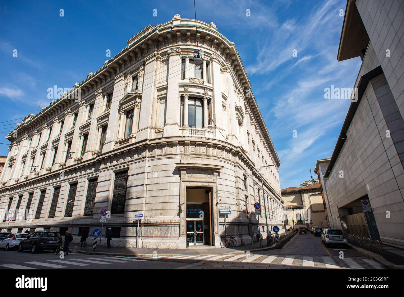 Mailand. Italien - 21. Mai 2019: Kreuzung der Piazza Tommaso Edison und Moneta Street. Fassaden von alten Gebäuden in der Altstadt von Mailand. Stockfoto